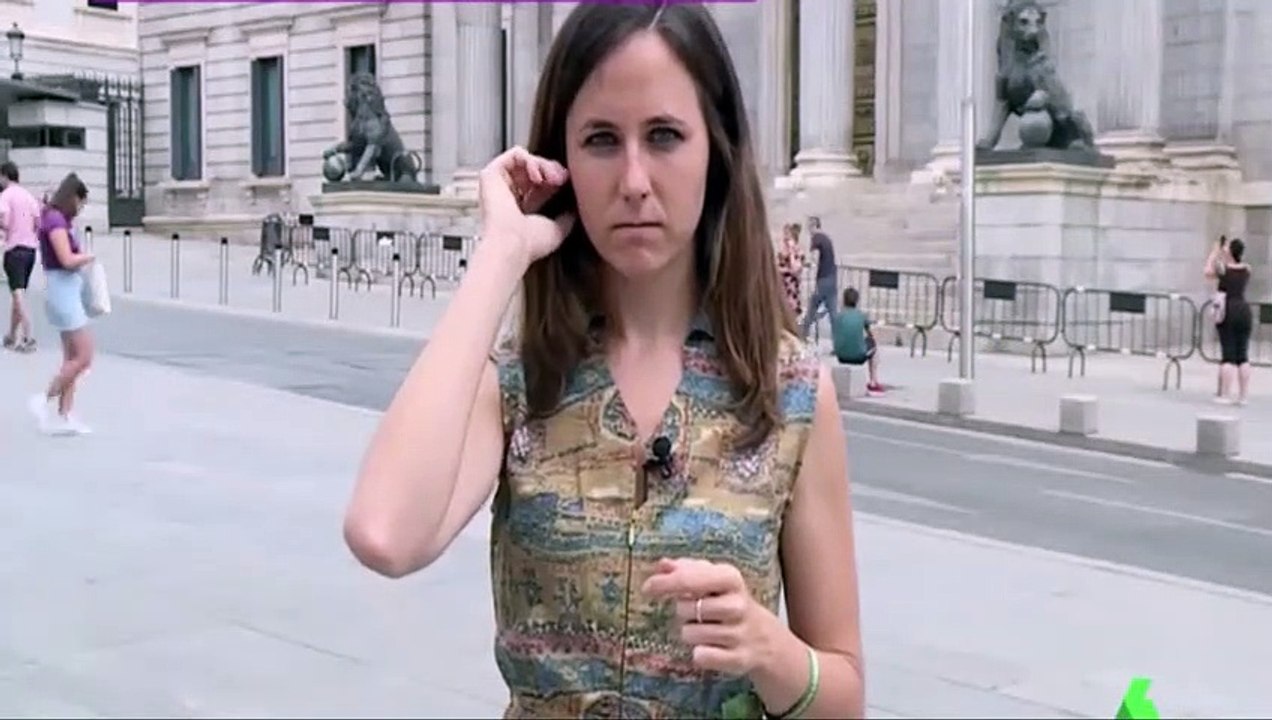 Una podemita, una cámara de laSexta y un señor mirando su móvil: la cosa solo podía acabar así