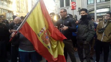 La valiente señora que se enfrenta a los violentos en su cara: "¡Torra y Sánchez se acuestan juntos!"