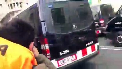 Este 'indepe' se 'traga' el retrovisor de un furgón de los Mossos al que hostigaba