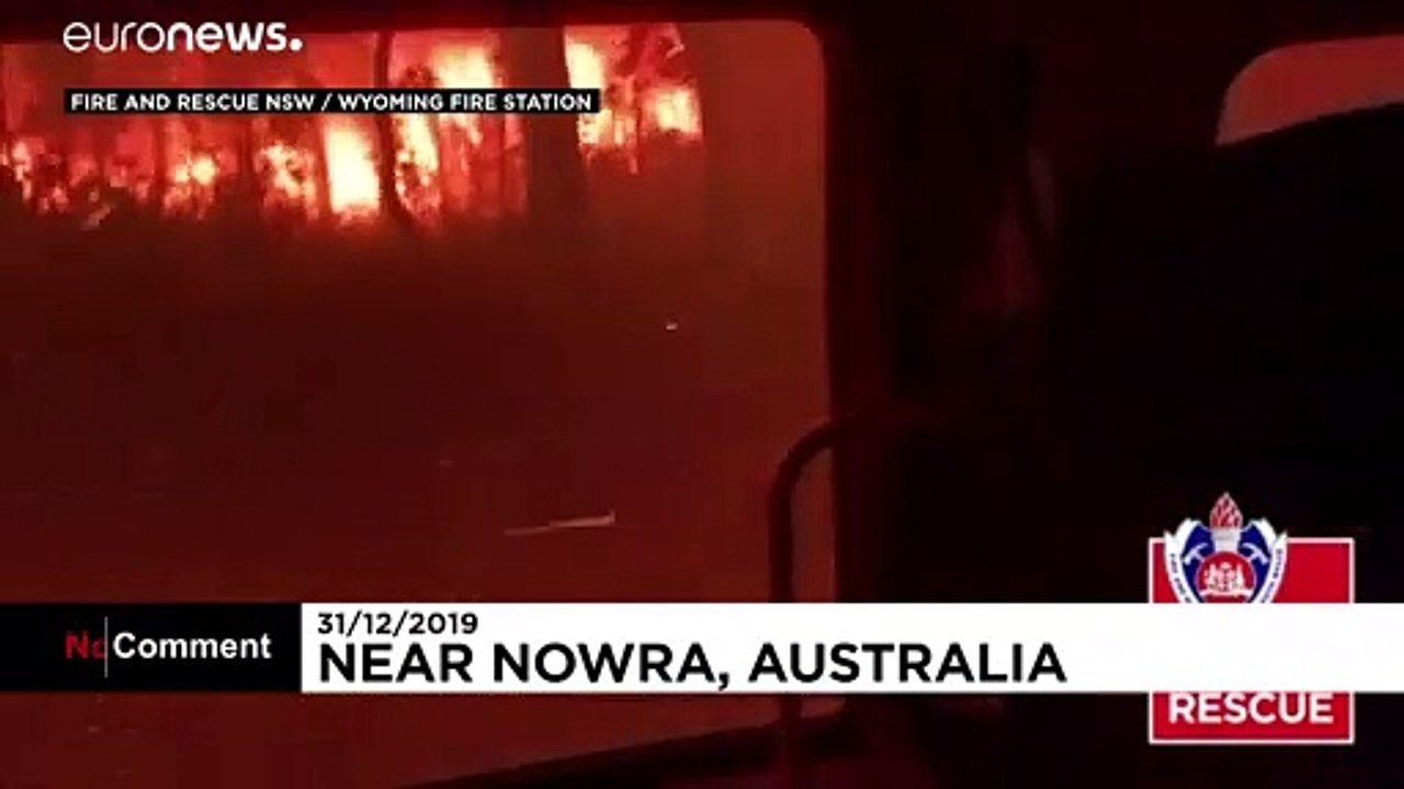 Incendies en Australie : une vidéo montre les pompiers traverser des flammes déchaînées