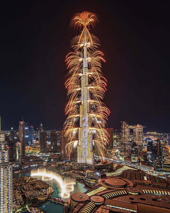 دبي تبهر العالم بعرض ضخم للألعاب النارية من برج خليفة احتفالاً بـ2020