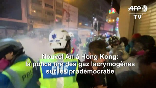 Nouvel An à Hong Kong: la police tire des gaz lacrymogènes