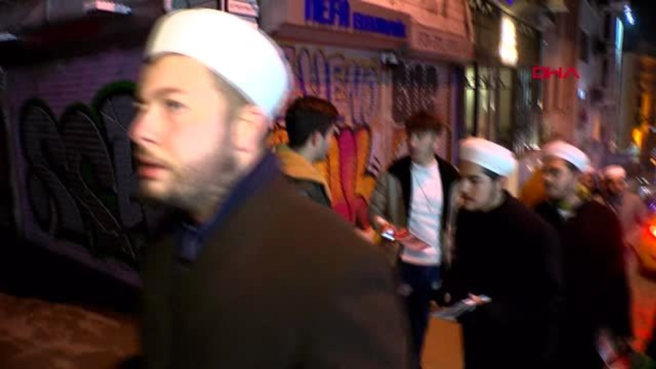 Tebliğci olarak bilinen grup galata kulesi çevresinde bildiri dağıttı