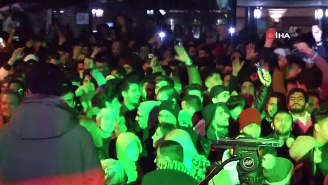 Ortaköy'de vatandaşlar havai fişek gösterisiyle yeni yıla girdi