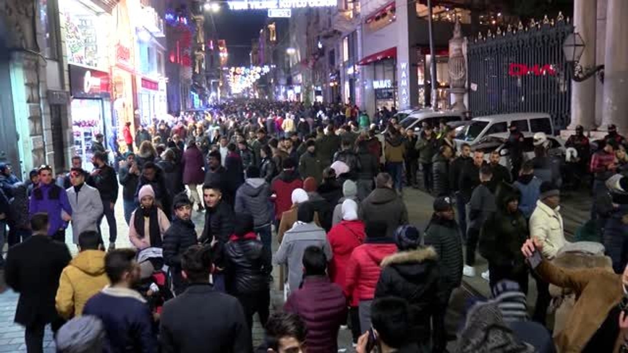 İstiklal caddesi'nde yeni yıla böyle girdiler