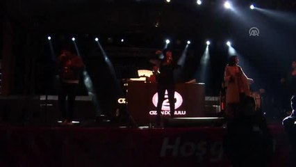 İzmirliler yeni yıla Cumhuriyet Meydanı'ndaki kutlamalarla girdi