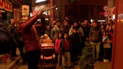 Eskişehir'de davullu zurnalı yılbaşı partisi