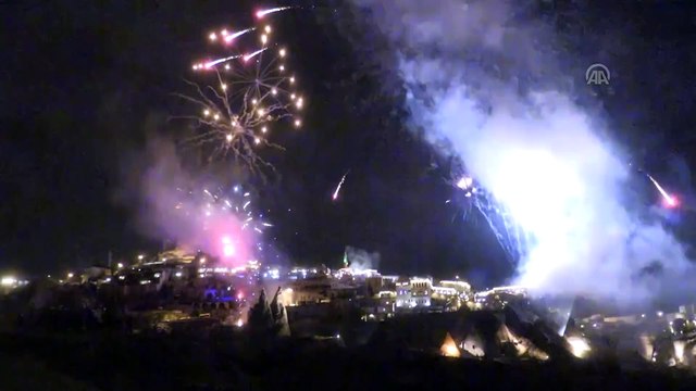 Turistler, 2020'ye Kapadokya'da peribacaları arasında 'merhaba' dedi - NEVŞEHİR