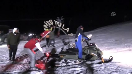 Yedikuyular Kayak Merkezi'nde yüzlerce kişi kar üstünde yeni yılı karşıladı