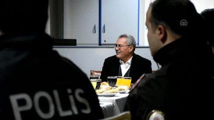 Manisa Valisi Deniz'den sürücülere kitap ve oyuncak hediyesi