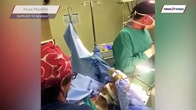 El increíble vídeo de un músico tocando la guitarra mientas le perforan el cráneo