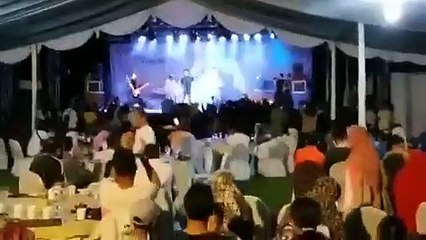 El momento exacto en que el tsunami irrumpe en pleno concierto de rock arrasando a todos en Indonesia