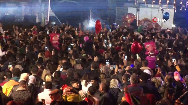 Turizm kenti yeni yıla, meydandaki coşkulu kalabalıkla ‘merhaba’ dedi