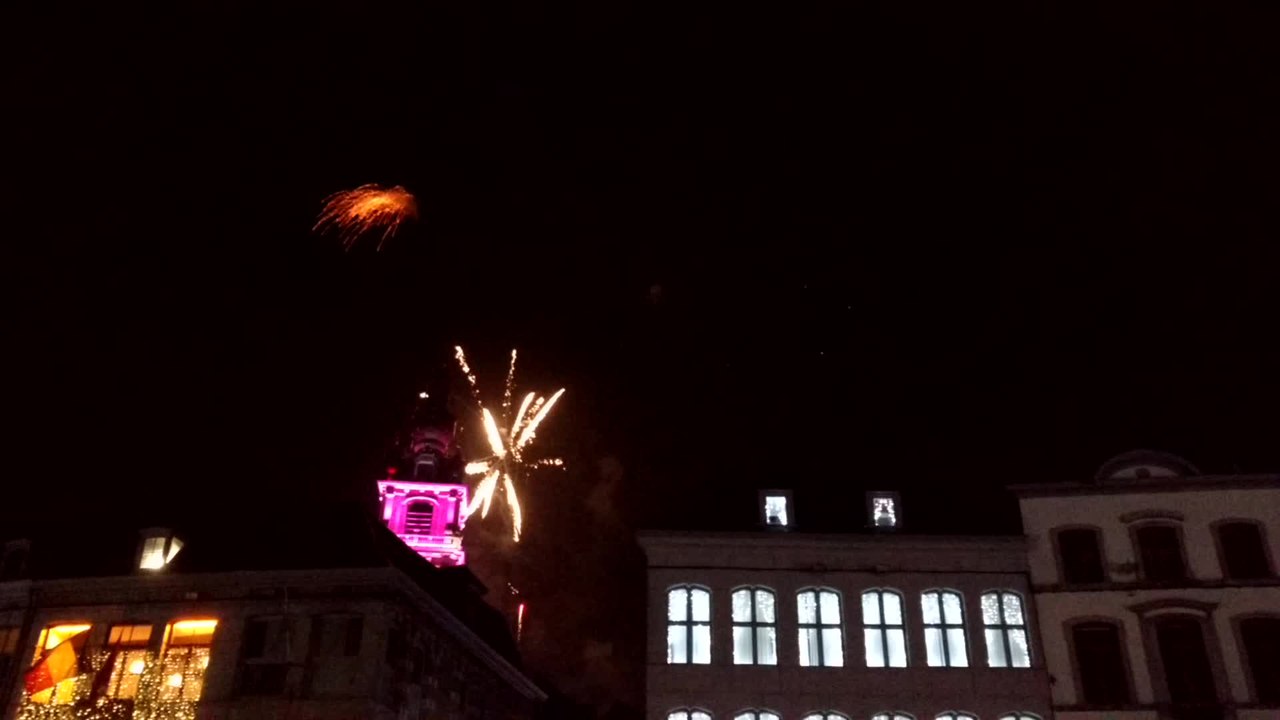 Mons. Le  feu d'artifice a ému les nombreux fêtards. Vidéo Eric Ghislain