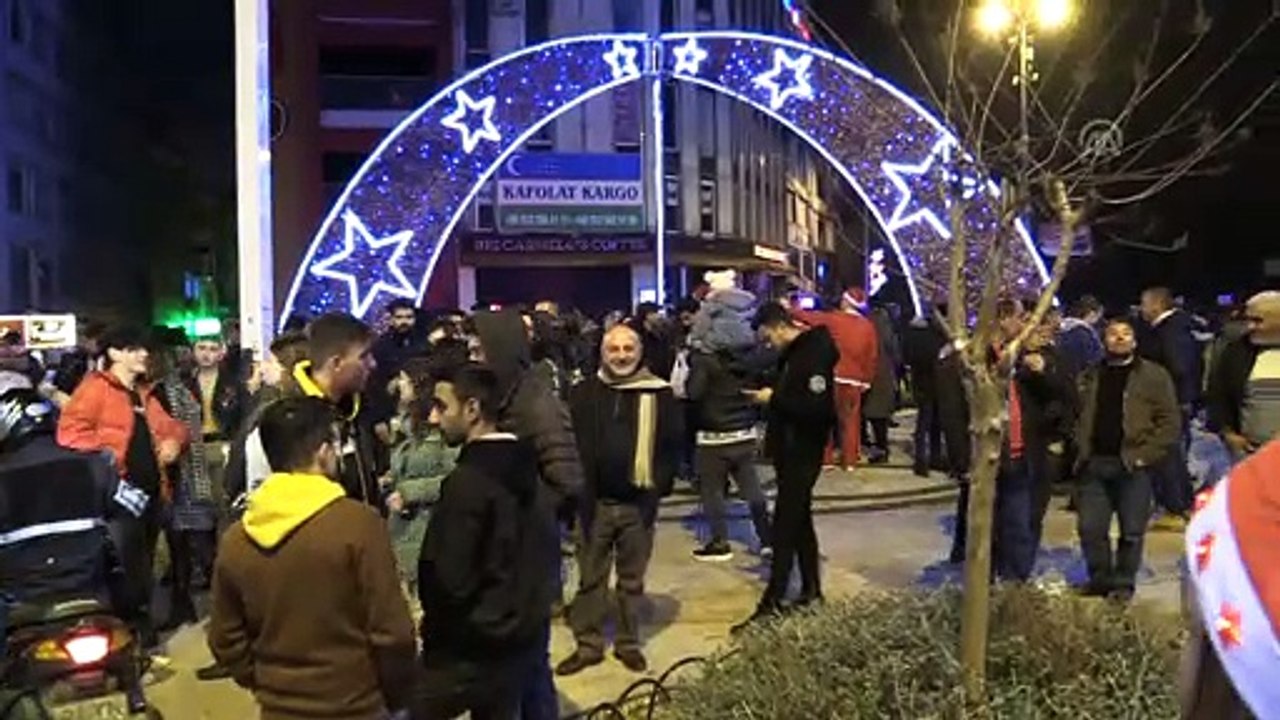 İstanbul'da yılbaşı coşkusu - Kadıköy Meydanı - İSTANBUL