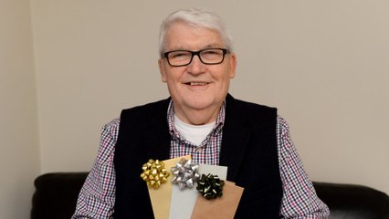 El tipo que vendió entradas para su propio funeral, con derecho a langosta y champán