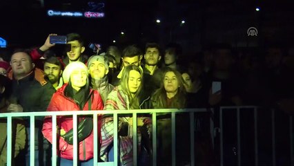 İzmirliler yeni yıla Cumhuriyet Meydanı'ndaki kutlamalarla girdi