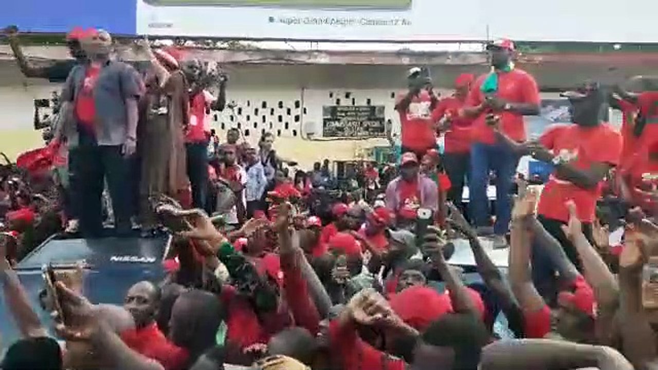 Les manifestants entonnent en chœurs l'hymne du FNDC à l'esplanade du stade du 28 septembre
