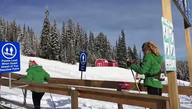 Escalator au ski : elle se plante sans bouger !