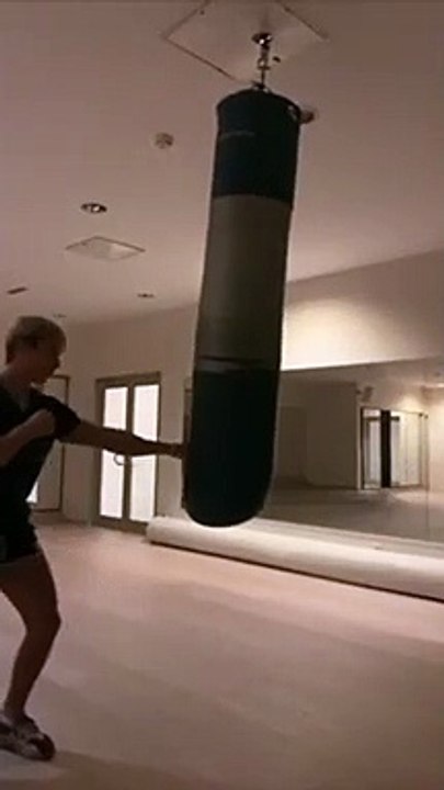 Il se prend pour le roi du Kung Fu et termine au sol...