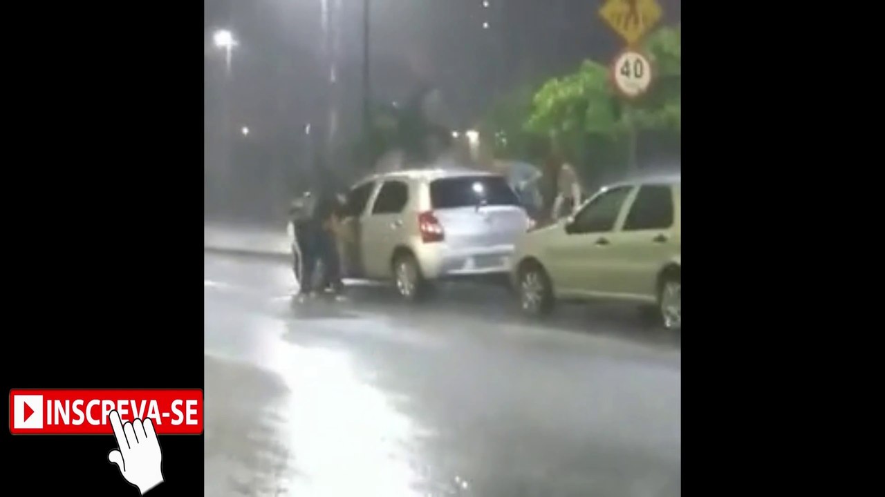 Tentando abrir o carro errado no meio da chuva...