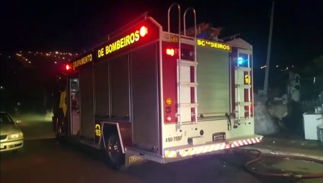 Bombeiros combatem incêndio em depósito de recicláveis no Conjunto Sanga Funda