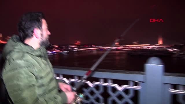 Galata köprüsü'nde yeni yıla balık tutarak girdiler