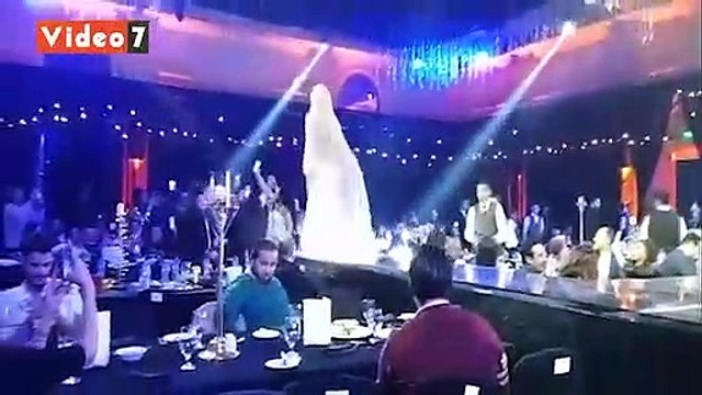 شاهد.. بوسة وطفل هدايا المعجبين لـ هيفاء وهبى بحفل رأس السنة 2020