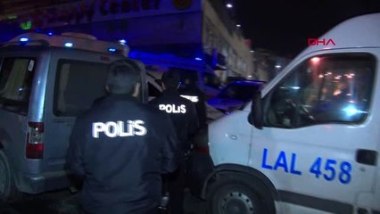 Metroda çıkan tartışmada 2 kişi bıçaklandı