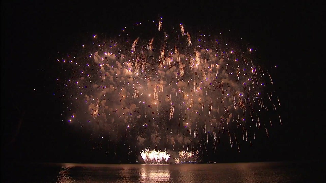 '녹차 수도' 보성 불꽃 축제...10만 명 대성황! / YTN