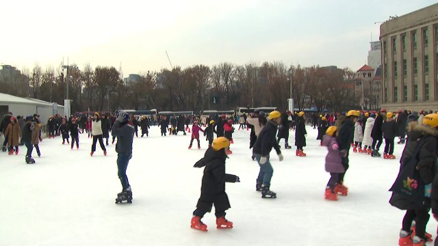 새해 첫 날 도심 나들이객 '북적' / YTN