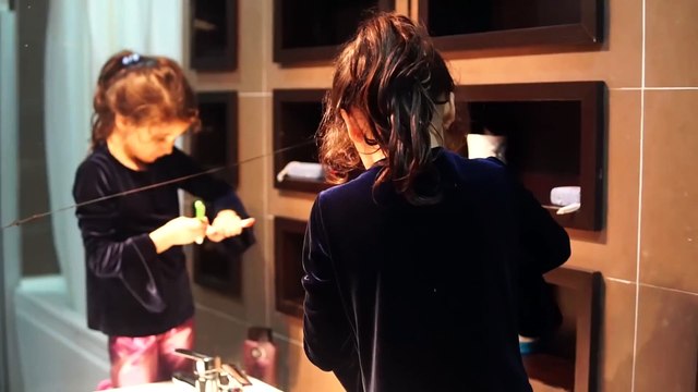 Babasının Gizlice Yeni Diş Macunu Ve Diş Fırçası İle Dişlerini Fırçaladı | Diş Fırça Şakası Yaptım