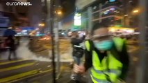 شاهد: المتظاهرون في هونغ كونغ يحتفلون بالعام الجديد وسط الغازات المسيلة للدموع