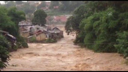 Su seviyesi yükselen Katulampa Barajı'nın kapakları açıldı