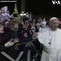 Papa Francis elini sertçe çeken kadına tepki gösterdi