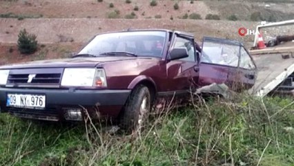 Lastiği patlayan otomobil yoldan çıktı: 2 yaralı