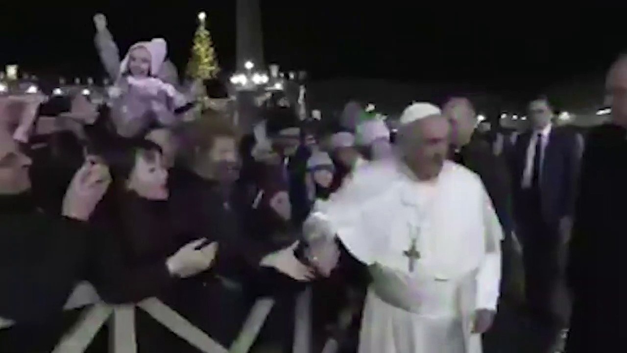 El papa se zafa de una seguidora