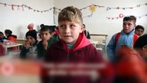 Suriyeli çocuklar okullarına geri dönmenin sevincini yaşıyor