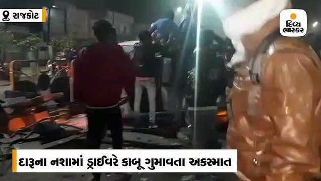 રાજકોટમાં બેફામ સ્પીડમાં જતી કાર BRTS રૂટમાં પલટી