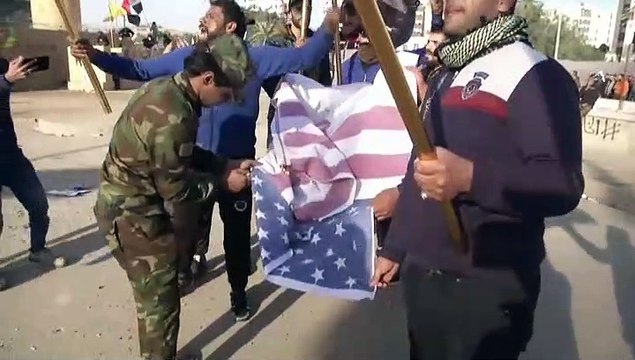 Miles de personas toman la embajada de EEUU en Iraq como respuesta a los ataques