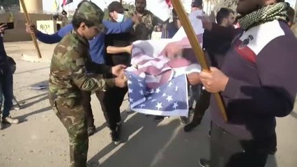 Download Video: Miles de personas toman la embajada de EEUU en Iraq como respuesta a los ataques