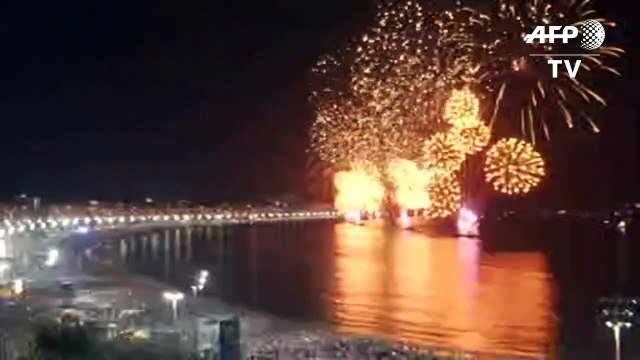 Milhões se reúnem em Copacabana para receber 2020