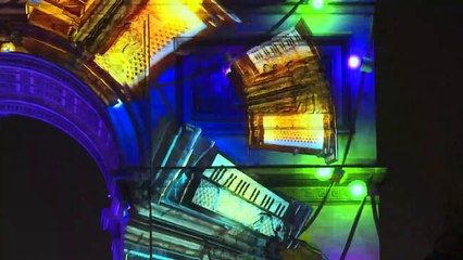 Paris célèbre 2020 avec un feu d'artifice sur les Champs-Elysées