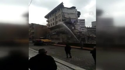 Yıkımı yapılan bina yan binanın üzerine devrildi (1)- SİİRT