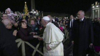 Le Pape François s’énerve après avoir été agrippé par une fidèle le soir du Nouvel an