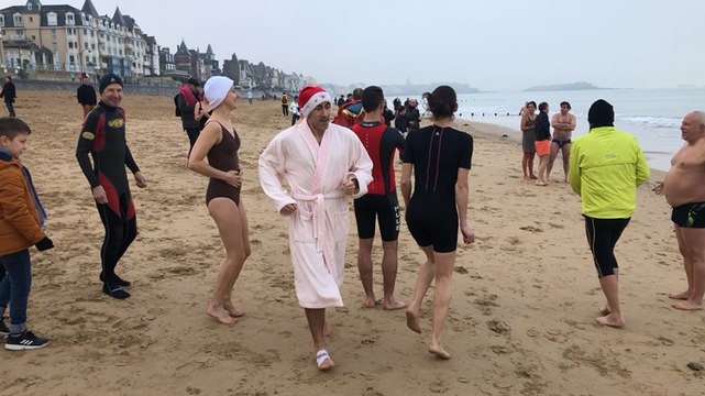Saint-Malo. 70 baigneurs au premier bain de l’année 2020 !