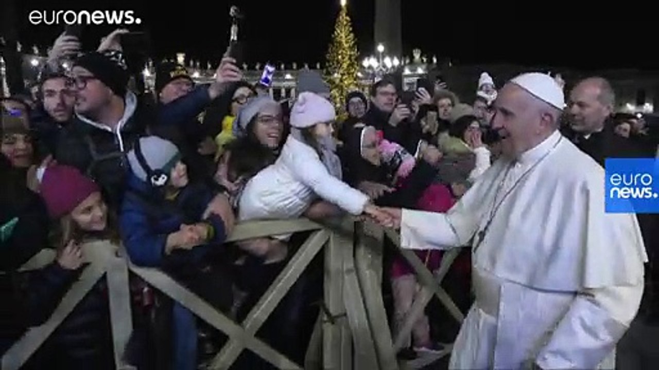 Video: papst franziskus schlägt aufdringliche anhängerin auf die hand