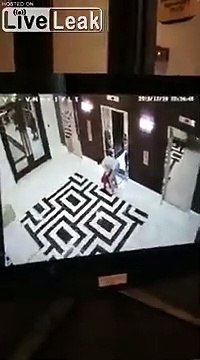 Ce chien emporté par la laisse coincée dans l'ascenseur est sauvé !