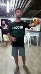 Saut en arrière sans reverser sa bière ! Comment fait-il ?