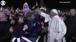 Le pape met une claque à une touriste qui le tire par le bras !
